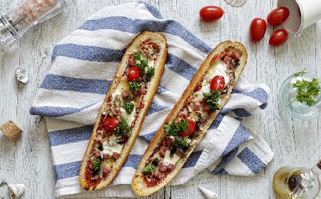 Pyszne bagietki z piekarnika zapiekane z kiełbasą i pieczarkami