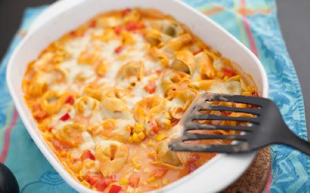 Tortellini zapiekane w sosie z warzywami: przepis na łatwą zapiekankę