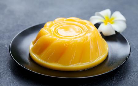 Lekka babka karmelowa bez pieczenia: przepis na doskonały deser
