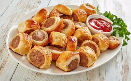 Kiełbasa w cieście - swietna przekąska z ciasta francuskiego i cienkiej kiełbasy