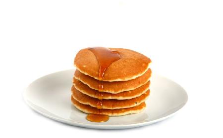 Pancakes: przepis na placuszki z syropem klonowym