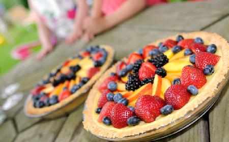 Tarta z domowym budyniem i owocami sezonowymi: przepis
