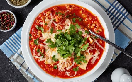 Zupa lasagna: sprytna pomidorowa z mielonym mięsem i makaronem