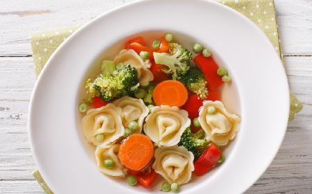 Zupa warzywna z dodatkiem tortellini - zdrowa i sycąca