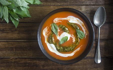 Zupa pomidorowa z bazyliowym pesto: gotowa w 15 minut