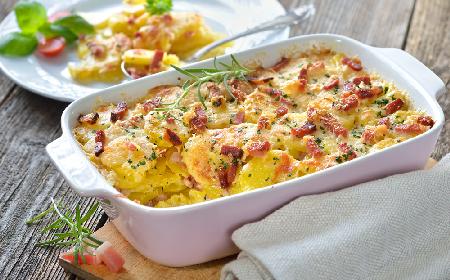 Ziemniaczana carbonara: pyszne kartofle zapiekane z boczkiem i śmietaną
