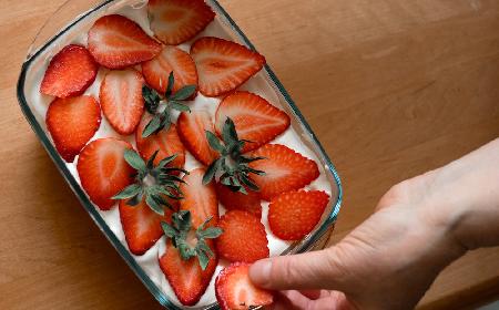 Tiramisu z rabarbarem i truskawkami - nie sposób mu się oprzeć