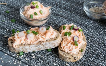 Niskokaloryczna pasta z kurczaka i twarożku - pyszne smarowidło z włoską nutą