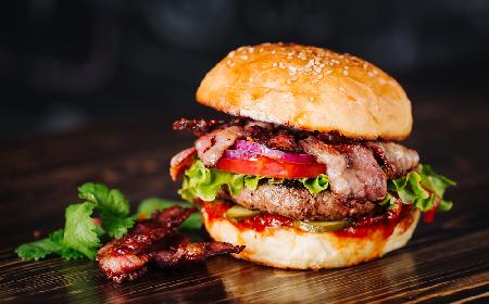 Amerykański burger z francuskim sosem - jak zrobić?