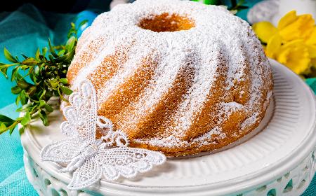 Puszysta babka na kremówce: przepis na ciasto bez masła