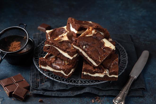 Ciasto czekoladowe z serem: przepis na 2w1 brownie z sernikiem