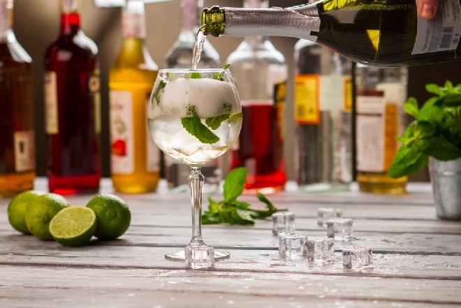 Drinki z szampanem - 5 klasycznych przepisów na koktajle z szampana