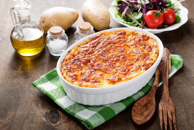 Ziemniaczana zapiekanka z mielonym mięsem i kapustą spiczastą