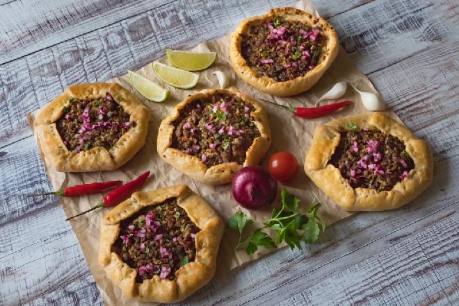 Smakowite pizzerinki z mielonym mięsem: pyszna przekąska na każdą okazję