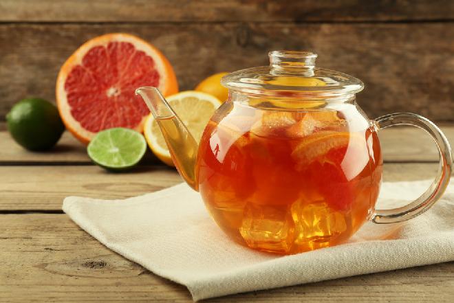 Orzeźwiający drink herbaciany z sokiem grejpfrutowym