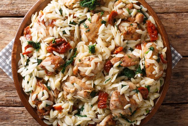 Makaron ORZO z kurczakiem: danie jednogarnkowe w 30 minut