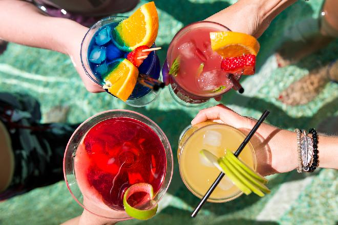 Najlepsze letnie drinki dla 12 znaków zodiaku, według astrologa Beszamel