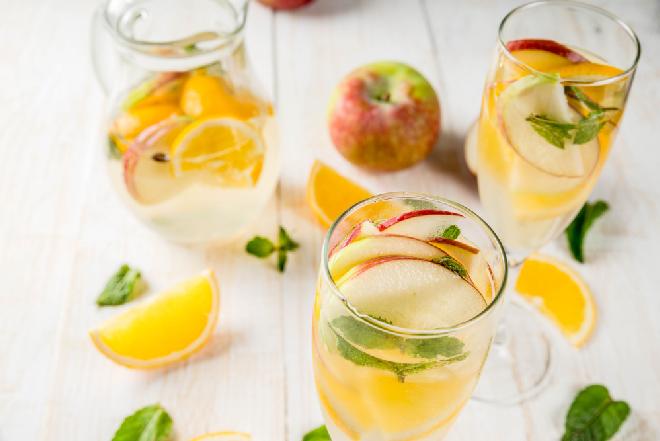 Wino musujące z jabłkami: łatwy przepis na lekki koktajl imprezowy