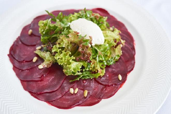 Carpaccio z buraków: przepis na oryginalną przystawkę