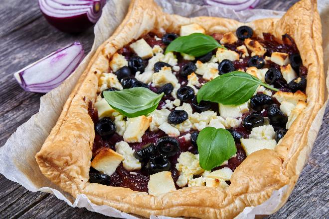 Tarta na słono z serem feta, karmelizowaną cebulą i oliwkami